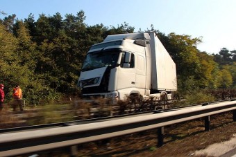 Keresztbe állt egy kamion az M5-ösön