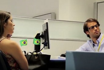 Banki ügyfeleket szívatott az F1-es pilóta