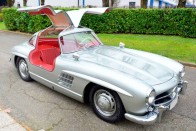 6. Mercedes-Benz 300 SL (Gullwing)
Egyszerűen sirályszárnyas Merci nevezik sokan A Világ Legszebb Autói-listákon is rendre dobogós, gyakran abszolút győztes 300 SL-t. Alapja egy csővázas, hathengeres, három karburátoros, alumíniummal  burkolt szuperkönnyű, azaz Super Leicht (innen az SL-név) sportkocsi volt, amely az ’50-es évek elején a 24 órás Le Mans mellett az évről évre sok halottat hozó, ezért "Vérfürdőnek" is gúnyolt Carrera Panamericana-t is megnyerte. Nem vicc: a 3100 km-es távot 165 km/órás átlaggal. A pályák meghódítása után 1954-ben mutatták be a csodaszép utcai változatot természetesen a versenyautó különleges ajtómegoldásával. Ma alapdarabja a milliárdos autógyűjtők kollekcióinak.