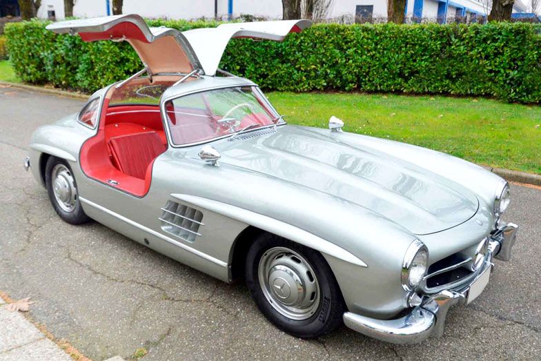 6. Mercedes-Benz 300 SL (Gullwing)
Egyszerűen sirályszárnyas Merci nevezik sokan A Világ Legszebb Autói-listákon is rendre dobogós, gyakran abszolút győztes 300 SL-t. Alapja egy csővázas, hathengeres, három karburátoros, alumíniummal  burkolt szuperkönnyű, azaz Super Leicht (innen az SL-név) sportkocsi volt, amely az ’50-es évek elején a 24 órás Le Mans mellett az évről évre sok halottat hozó, ezért "Vérfürdőnek" is gúnyolt Carrera Panamericana-t is megnyerte. Nem vicc: a 3100 km-es távot 165 km/órás átlaggal. A pályák meghódítása után 1954-ben mutatták be a csodaszép utcai változatot természetesen a versenyautó különleges ajtómegoldásával. Ma alapdarabja a milliárdos autógyűjtők kollekcióinak.