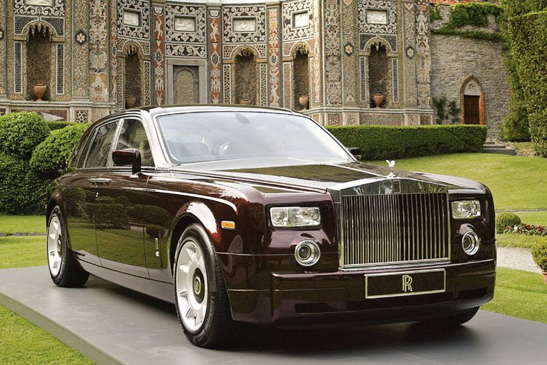 4. A Rolls-Royce-márka
Királyok, maharadzsák és diktátorok vonultak benne egykor, ma olykor az elegancia minimumát nélkülöző gazdagok kérkednek a luxusmárka valamelyik pompázatos modelljével. Konkurenciája mindig próbálta szorongatni az 1906-os alapítása óta (Hispano Suiza, Maybach, Bentley stb.), de csillogó hűtőmaszkján Emily-vel a Rolls örök. Klasszikus értelemben vett vezetési élményről nem lehet beszélni a Ghost, Phantom és társaik hullámzó, ólomnehéz, és hatalmas teste miatt, de a beléjük pakolt fényűzés miatt élmény velük minden másodperc. Szerkesztőségünk tagjai ezekben a percekben éppen a Balkánon autóznak két Rolls-szal.