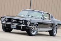 5. Ford Mustang
Tavaly ünnepelte 50-ik szülinapját az amerikai izomautók leghíresebbje, holott 1964-ben éppen nem az erejével akarta meghódítani a fiatalokat. Lee Iacocca Ford-főnök egy könnyen vezethető, olcsó, kiscsaládosok által is használható, ezért 2+2 üléses sportkocsit terveztetett, amelynek alapmodellje 2368 dollárba került. Ez akkor egy pedagógus féléves fizetését jelentette, nem is maradt el a siker. Letarolva a kereskedéseket, a forgalmazás legelső napján mind a 8 ezer példányt megvették, és még 22 ezret megrendeltek. A hosszú orrú legenda későbbi generációi nem hoztak ekkora sikert, volt nagy baklövés is köztük, de a legújabb változat V8-asa ismét megdobogtatja az autórajongók szívét. Ezt tapasztalatból mondom.