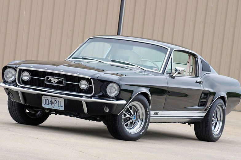 5. Ford Mustang
Tavaly ünnepelte 50-ik szülinapját az amerikai izomautók leghíresebbje, holott 1964-ben éppen nem az erejével akarta meghódítani a fiatalokat. Lee Iacocca Ford-főnök egy könnyen vezethető, olcsó, kiscsaládosok által is használható, ezért 2+2 üléses sportkocsit terveztetett, amelynek alapmodellje 2368 dollárba került. Ez akkor egy pedagógus féléves fizetését jelentette, nem is maradt el a siker. Letarolva a kereskedéseket, a forgalmazás legelső napján mind a 8 ezer példányt megvették, és még 22 ezret megrendeltek. A hosszú orrú legenda későbbi generációi nem hoztak ekkora sikert, volt nagy baklövés is köztük, de a legújabb változat V8-asa ismét megdobogtatja az autórajongók szívét. Ezt tapasztalatból mondom.