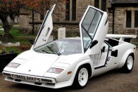 10. Lamborghini Countach
A fiúgyermekek első sportkocsi-álma, amely a maga korában nem csak nagybetűs poszterautóként hódított; talán kevesen tudják, de neve a piedmontese-i nyelvjárásban a szép nőt megbámuló vérbő férfit jelenti. Fickósság és feltűnőség – éppen a két legjellemzőbb tulajdonsága az 1974-től gyártott ragadozónak. Bertone kegyetlenül erőteljes kasztnijába V12-es blokkot szereltek változattól függően 400 vagy 500 lóerővel. Másfél évtizeden át gyártották, mégis csak bő 2000 darab készült belőle. Értékes műtárgy ma szerencsés kevesek fűtött garázsában.