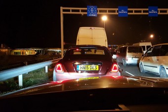 Így nem jutottunk át Szerbiába a Rollsokkal