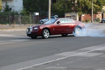 Rolls-Royce-ról égett a gumi a Bosnyákon