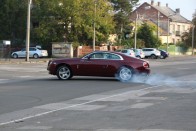 Rolls-Royce-ról égett a gumi a Bosnyákon 10