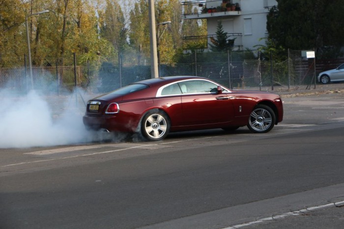 Rolls-Royce-ról égett a gumi a Bosnyákon 2 Rolls-Royce-ról égett a gumi a Bosnyákon 2