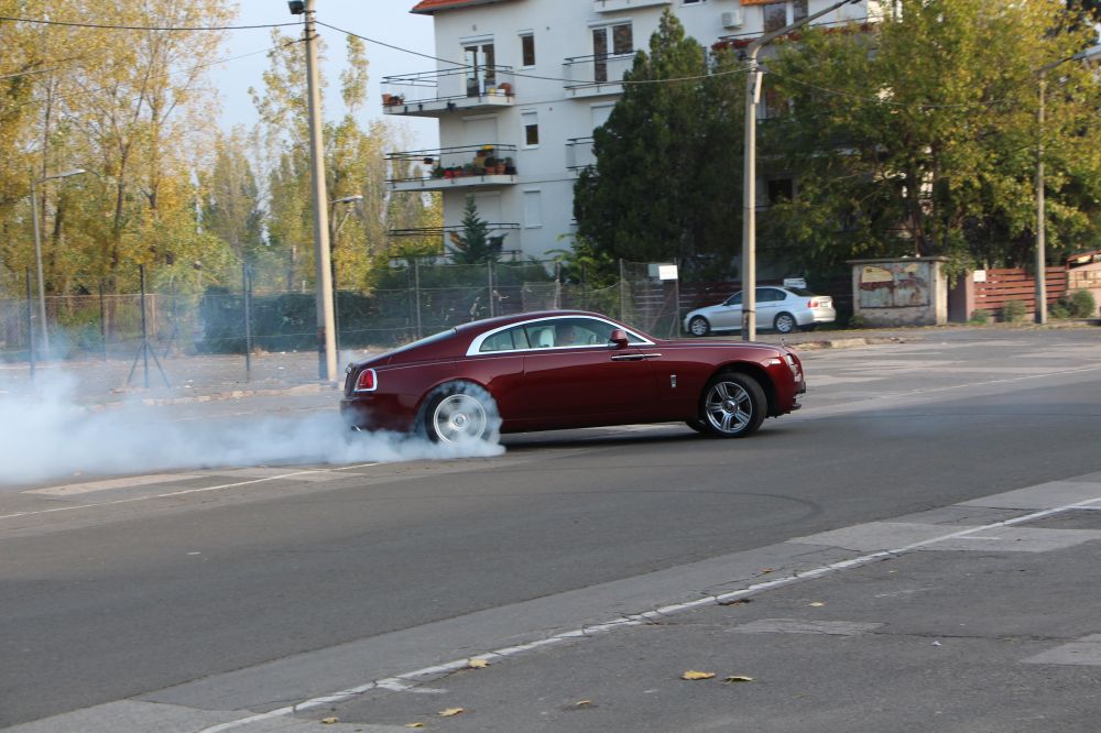 Rolls-Royce-ról égett a gumi a Bosnyákon 6