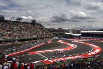 F1: Csúszkálás, tűz, Verstappen az élen