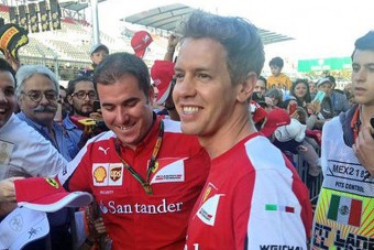 F1: Valami nagyon furcsát nyomtak Vettel kezébe