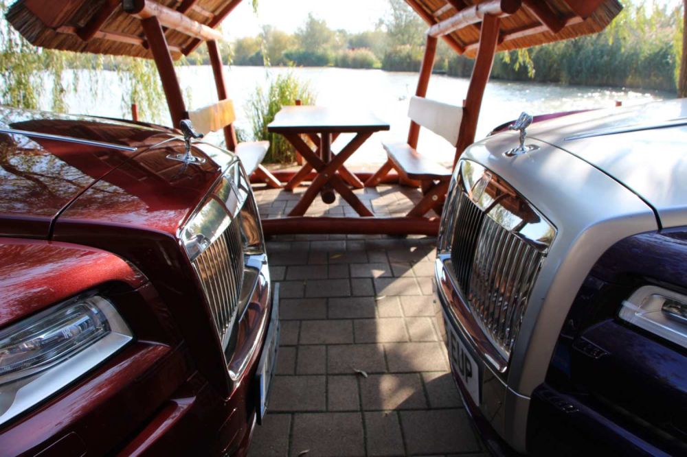Asztalfoglalás két Rolls-Royce számára.