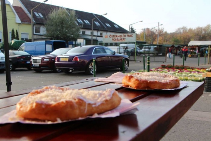 Rolls-Royce-ról még borzasztó hamburgert enni is finom 31 Messziről a két Rolls-Royce is egyforma, akár két lángos, de közel hajolva feltűnik a sok egyedi részlet.