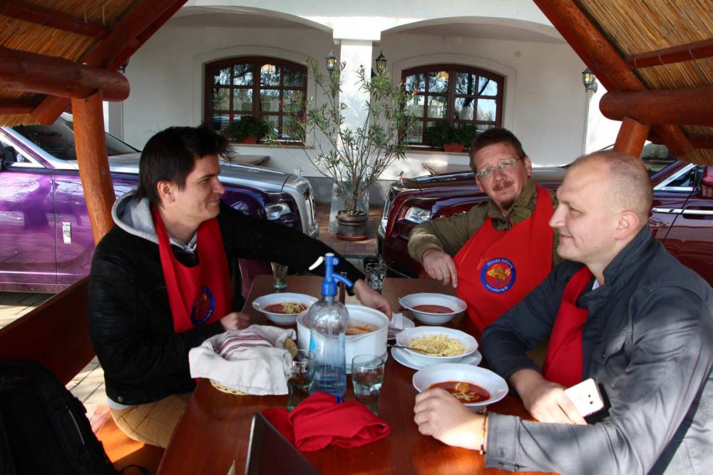 Csoportkép az Akasztói Halászcsárdában - két angol vendégünk épp ízelítőt kap a hagyományos, magyar gasztronómiából.