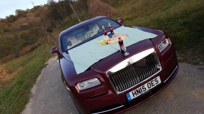 Románia, valahol a bolgár határ irányában - A V12-es blokk a körülményektől függetlenül okádja magából a hőt. Ha ezt észben tartva készülünk az útszéli piknikhez, akkor akár egy könnyed menü is elkészíthető lett volna a motortér szűk, forró réseit kihasználva.