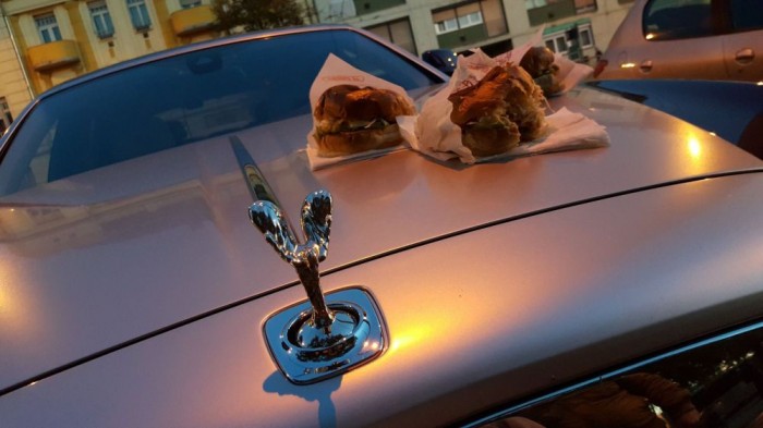 Rolls-Royce-ról még borzasztó hamburgert enni is finom 33 Hamburger szegeden a Mars téren - A motorháztetőre pakolt kajáért kaptunk már hideget-meleget. Szerintünk korántsem szentségtörés, ha egy autó motorházteteje akkora, mint egy családi asztal, miért ne használnánk ki ezt a tulajdonságát is?