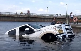 Elsüllyesztette új autóját a figyelmetlen barátnő