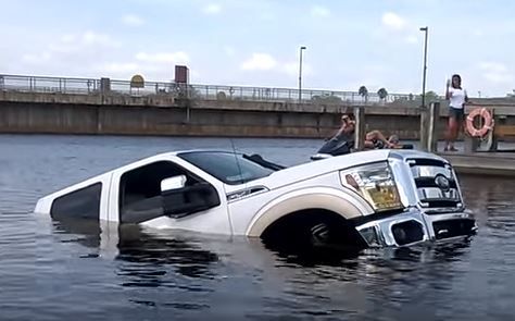 Elsüllyesztette új autóját a figyelmetlen barátnő