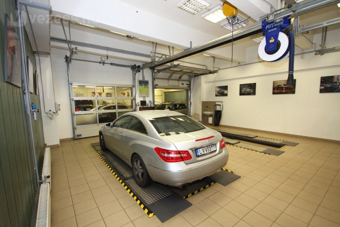 Az intelligens autók mentik meg a márkaszervizeket 6 | Vezess A tulajdonossal együtt nézik át az autót a Kárpát utcai Mercedes szervizben