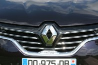 Renault felirat nincs az autón, csak Espace, az sem mindegyiken. A topot az Initiale felirat különbözteti meg