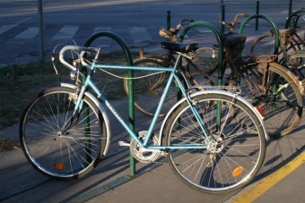 Ingyen kerékpárlámpákat osztogat a magyar rendőrség