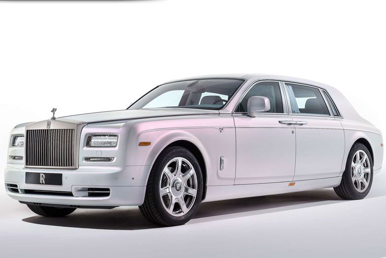 ...mint a közel háromszor olyan tömegű Rolls Royce Phantom után