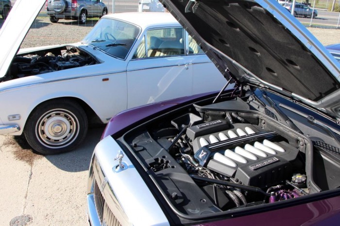 Négy hengerrel, és közel négyszáz lóerővel tud többet a Ghost. Viszont Silver Shadow motorját még házon belül fejlesztették, a V12 pedig BMW eredetű blokk. 