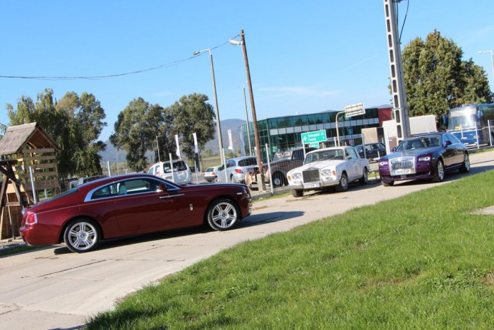 Érdekes élmény három ilyen autót egy placcon látni. Rengeteg gondolatot szül, és akaratlanul is felmerül az értékvesztés mértéke. Vajon ez a két, ma 100-150 milliós ársávban mozgó csoda is egy kisautó áráért hazatolható majd jó 25-30 év múlva?