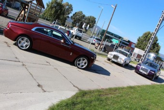 Az öreg magyar Rolls üdvözli az ifjakat