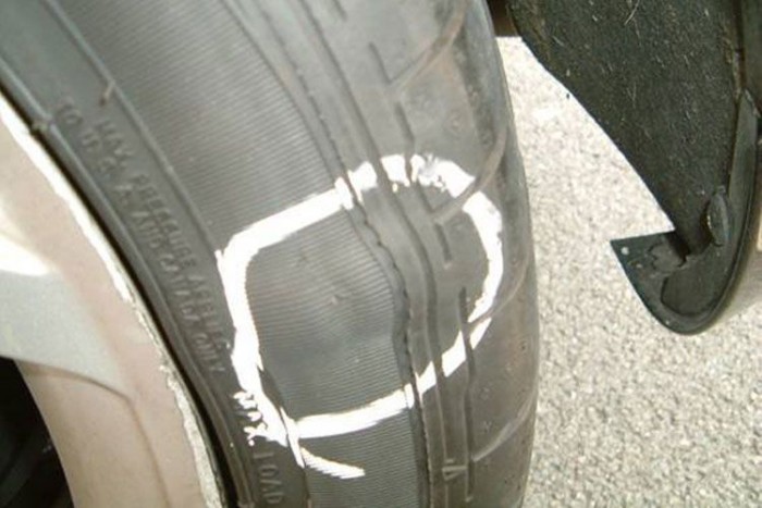 Kráterek a budapesti utakon 11 | Vezess Ez a szálszakadt, púpos oldalfalú gumi is kuka, nemcsak a széthasadt abroncsokat kell cserélni