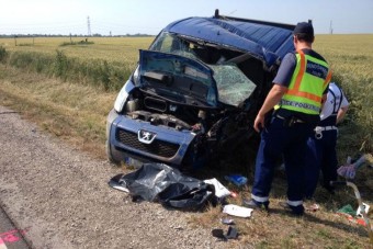 Teherautóba rohant kisbusz: halott és sérültek Perbálon