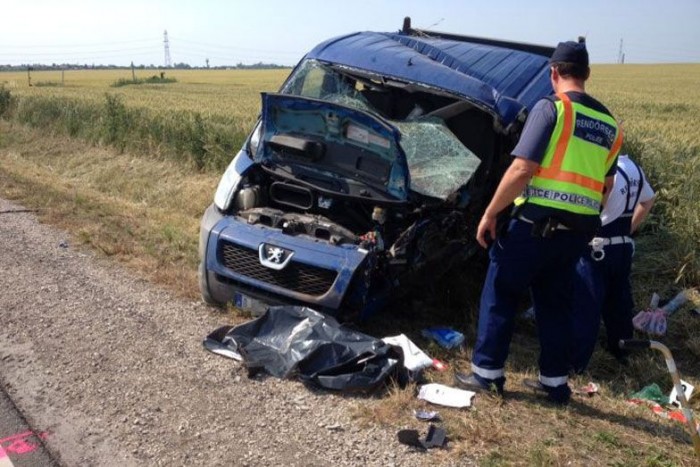 Teherautóba rohant kisbusz: halott és sérültek Perbálon