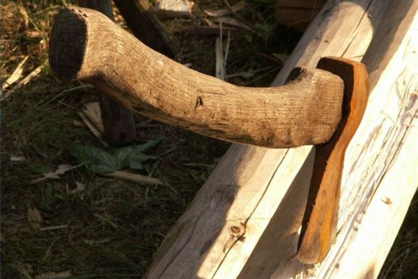 Baltával ütötték a balhézó szerető kocsiját