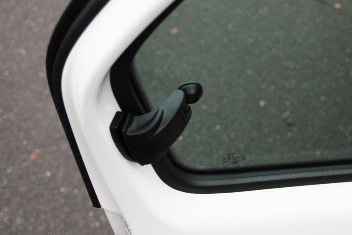 Kipattintható ablak hátul 