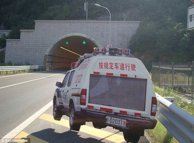 Kínában cseles, féloldalas fotóból gyártott verzióval próbálkoznak. Ezzel némi térhatást érnek el, és később tűnik fel, hogy kamu az egész.