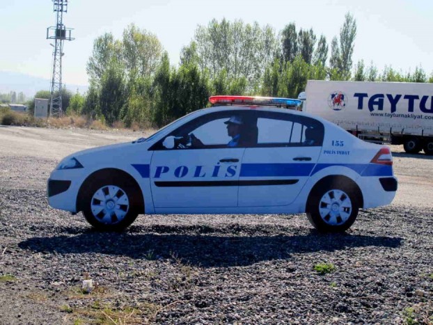 Törökországban nem egy ilyen Renault rendőrautó figyeli a forgalmat.