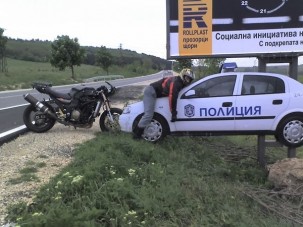 Kamurendőrök állnak az út mentén szerte a világban