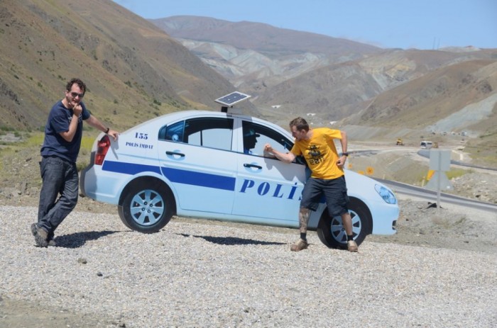 Íme a második török találat, napelemmel. A turisták előszeretettel pózolnak a róluk tudomást sem vevő, munkájukat elmélyülten végző kartonközegekkel. 
