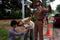 Bangkok - A helyiek már nem kispályán játszanak, élethű szoborral, két kamerával őrzik a rendet.