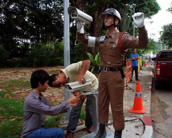 Bangkok - A helyiek már nem kispályán játszanak, élethű szoborral, két kamerával őrzik a rendet.