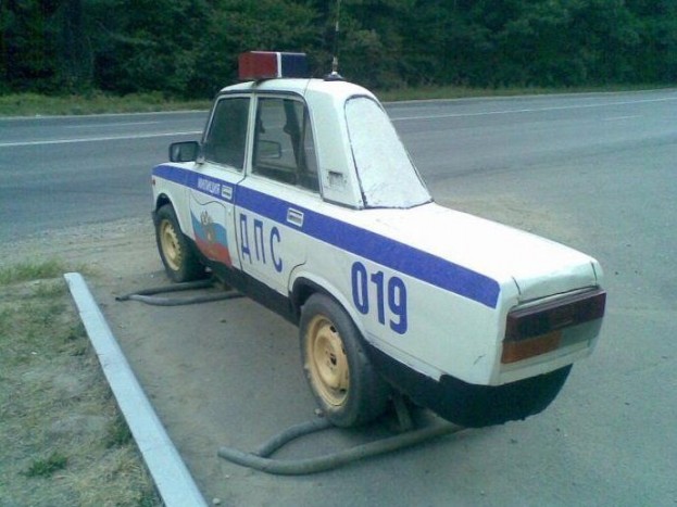 Az oroszok ezt is a maguk módján oldják meg. Miért kellene kartonnal tökölni, ha van bőven acél, és leharcolt Lada járőrkocsi? 