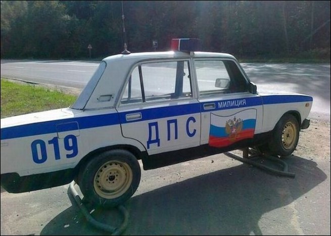 Kamurendőrök állnak az út mentén szerte a világban 15