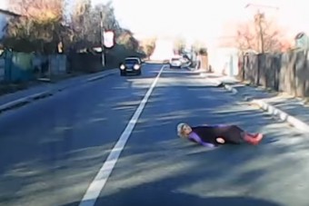 Borzasztó jelenet: autó elé feküdt a nő