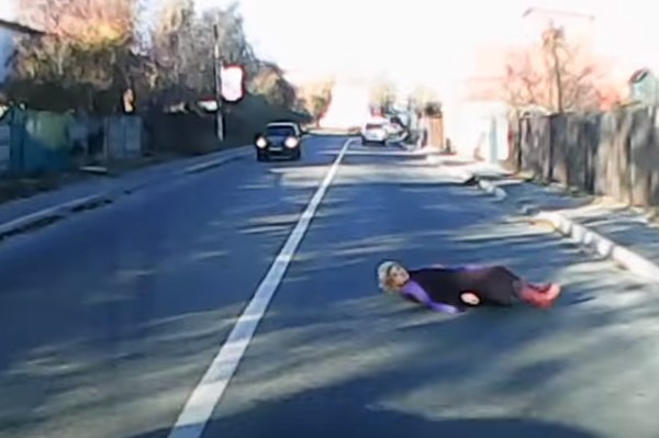 Borzasztó jelenet: autó elé feküdt a nő