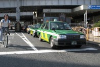 Ahhoz képest, ahányan Tokióban közlekednek, viszonylag kevesen járnak autóval. A többiek számára az egyik alternatíva a drága, de csendes és kényelmes taxi, és sokan választják a kerékpárt is