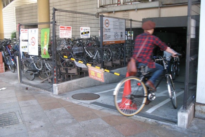 Rend a káoszban 7 A kerékpárosok számára számtalan tárolóhelyet alakítottak ki, itt például nemcsak a ketrecben, hanem a pincegarázsban is csak kerékpárok parkolnak