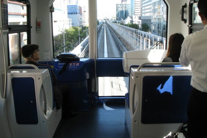 Rend a káoszban 8 A legtöbben, körülbelül a közlekedők háromnegyede a metrót, vagy a helyiérdekű vasutat használják nap, mint nap. Ezen a metrón már három évtizede nincs vezető, így az idős bácsi csodás kilátásnak örvendhet