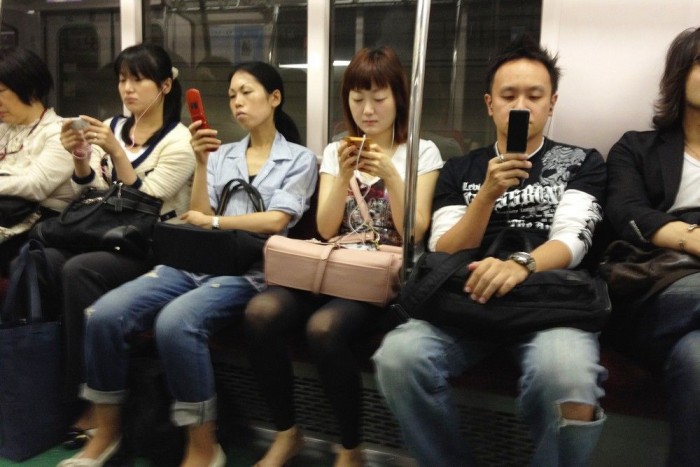Rend a káoszban 10 Napközben nem szardíniásdoboz a metró sem. Korábban mindenki mangát (japán képregényt) olvasott, manapság ott is a mobil nyomkodása dívik