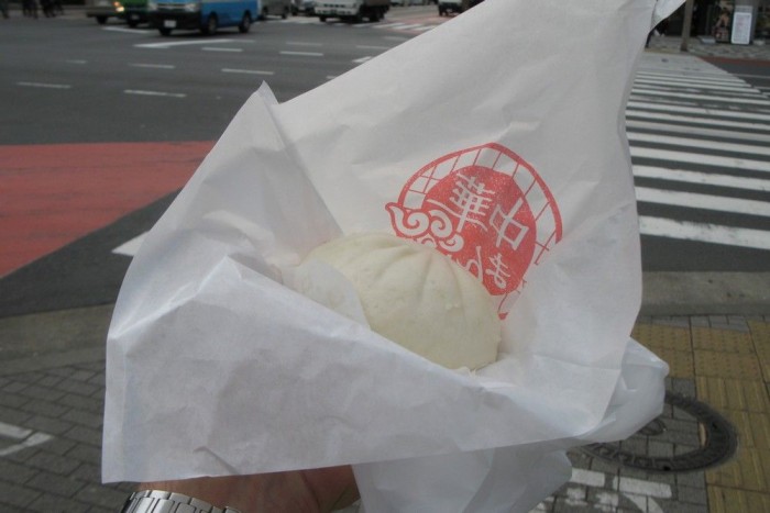 Rend a káoszban 14 Gyorsétel japán módra, menet közben étkezőknek. Persze ma már van McDonald's, sőt, Wendy's is, áll is bennük a sor rendesen, de azért szépen fogy a gőzölt, töltött rizstészta gombóc is. Ha minden igaz ez káposztás darált hússal volt töltve. Az ára 120 jen, azaz körülbelül 300 forint