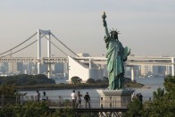 És még egy kis Amerika. Előtérben a New York-i szabadságszobor kicsinyített mása, háttérben pedig egy kis Golden Gate híd, de nem pirosban, hanem a japánok által különösen kedvelt fehér színben. Amúgy a híd két szintes, felül az autók, alul a metró jár